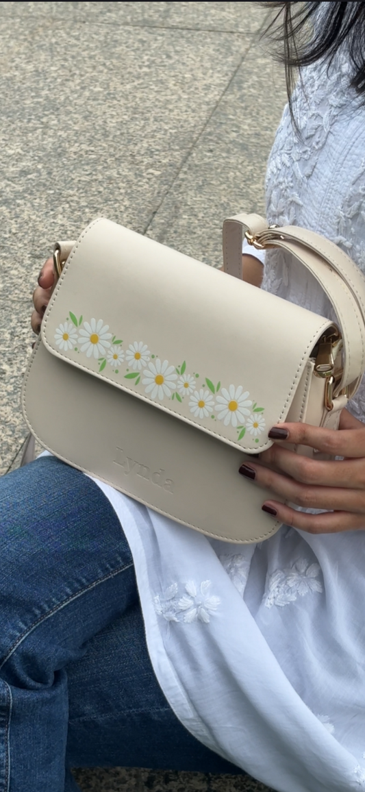 Creamy daisy sling bag
