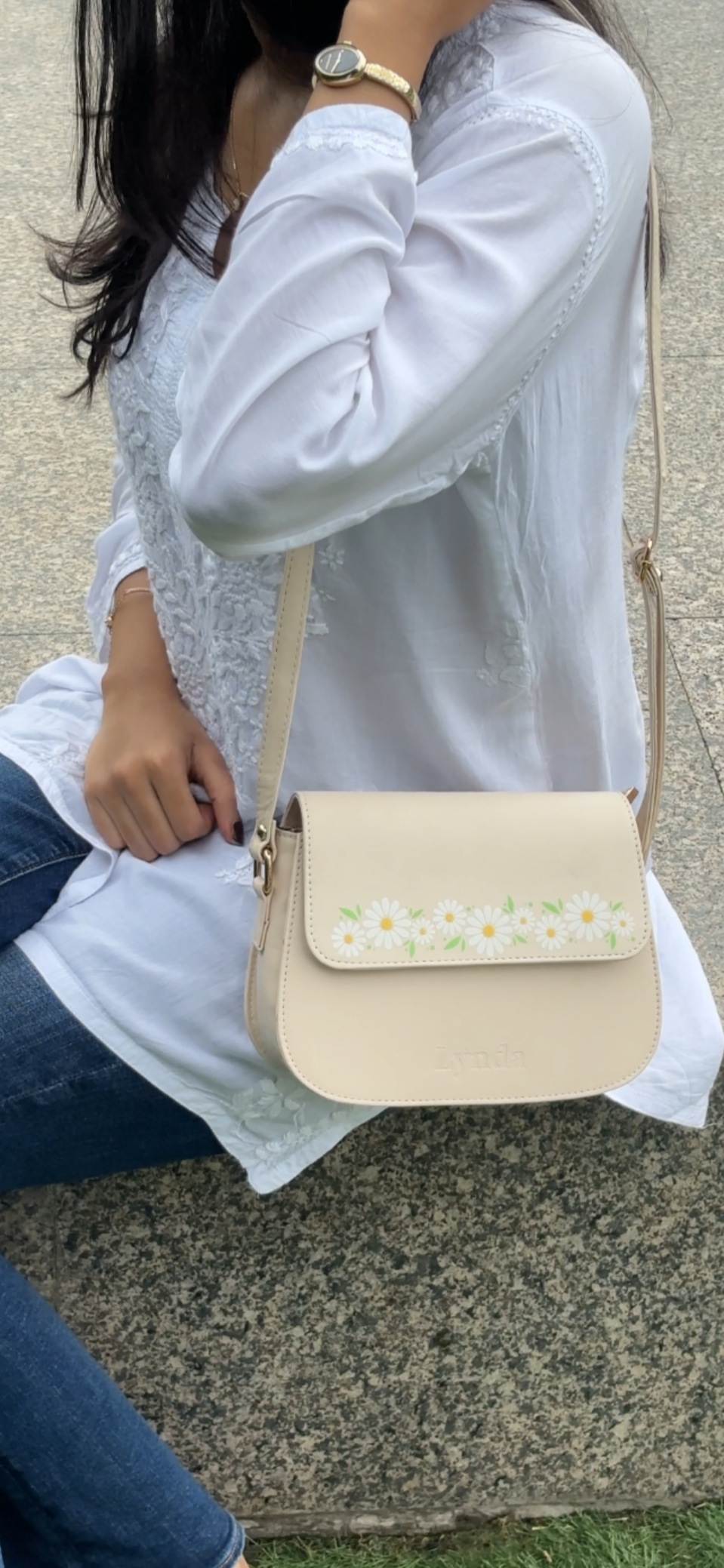 Creamy daisy sling bag