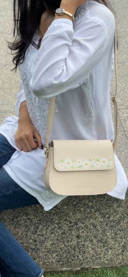 Creamy daisy sling bag